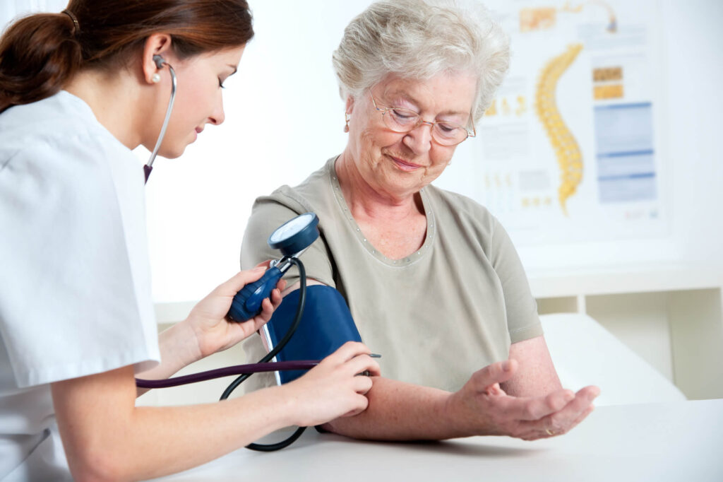 Foto medico com idoso Prevent Senior RJ é Bom