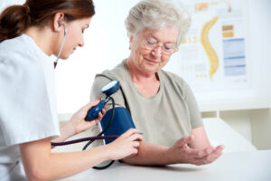 Foto medico com idoso Prevent Senior RJ é Bom