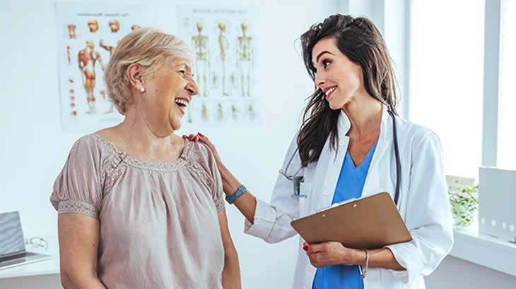 Imagem medico atendendo senhrora acima de 60 anos